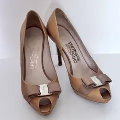 フェラガモFerragamo ヴァラ パンプス ベージュ 37.5（24）のサムネイル