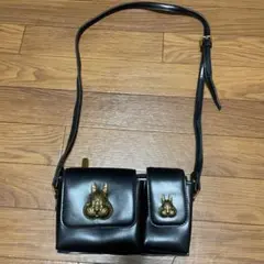 ウサギの金具付き黒ショルダーバッグ
