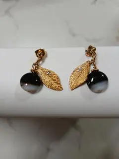 Givenchy ジバンシー ヴィンテージ・イヤリング 黒いボール型 - メルカリ
