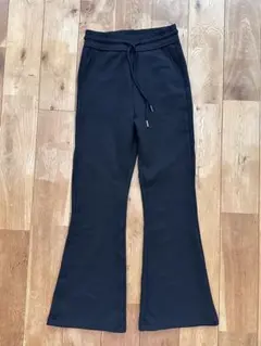 ブラック フレアパンツ