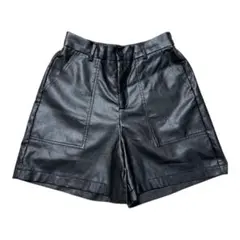 ブラック合成皮革ショートパンツ　M