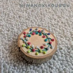 木の刺繍ブローチ