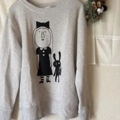 イラスト付きグレー系のトレーナー