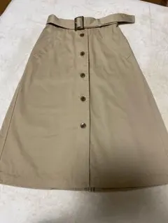 ふくらはぎ丈　台形型スカート