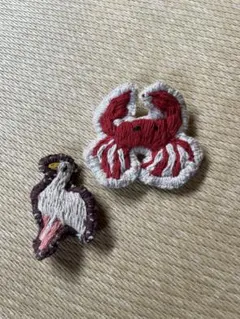 カニと鳥の刺繍ブローチ