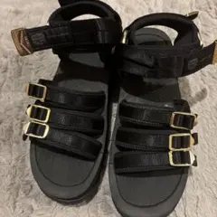 ブラック ストラップサンダル ゴールドバックル