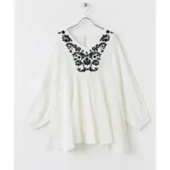 Vネックコットンエンブロイダリーブラウス　アーバンリサーチ サニーレーベル