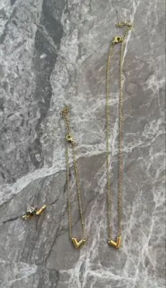 ネックレスとブレスレットとピアスの3点セット ゴールド　ペンダント