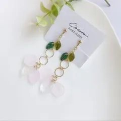 花びらチャームとリーフビーズのイヤリング ピアス✽ハンドメイド