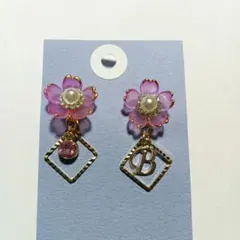 ハンドメイド　イヤリング　バネ式　花柄　ピンク　揺れる　ゴールド