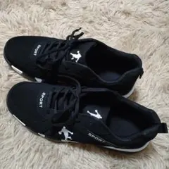 ブラック スポーツシューズ