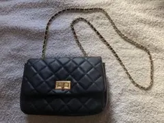 黒いキルティングショルダーバッグ