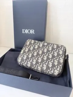 DIOR ポーチ　ショルダーストラップ付き 丁度良いお洒落サイズ☆【 Dior 】ストラップ付き ジップポーチ (Dior