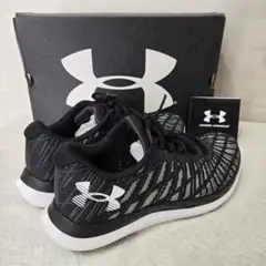☘️アンダーアーマー　UNDER ARMOUR　スニーカー　24.5cm　新品