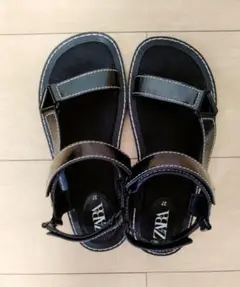 【美品】ZARA ブラックサンダル　エナメルサンダル 37　24cm程度のサムネイル