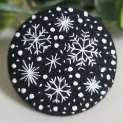 #149　結晶　刺繍ブローチ　ハンドメイド　くるみボタン