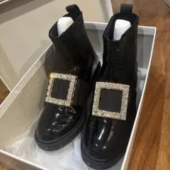 R&E ビジュバックルサイドゴアショートブーツ （ブラックエナメル）