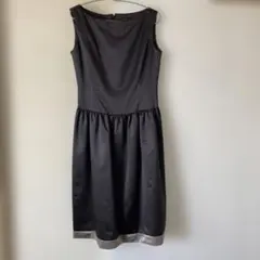 黒のノースリーブひざ丈ワンピースのサムネイル