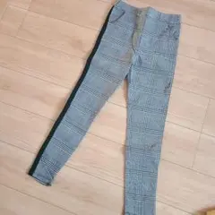 チェック柄スキニーパンツ 黒サイドライン