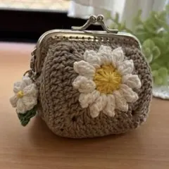 ハンドメイド　かぎ編みがま口ポーチ　グラニースクエア　モチーフ編みベージュ