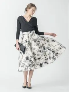 929【美品】CELFORD モノトーン花柄ボリュームスカートのサムネイル