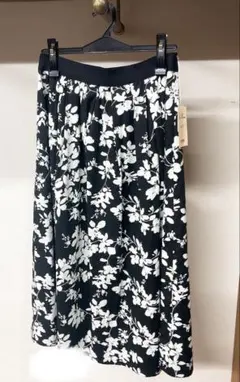 新品タグ付き 花柄 ロングスカートのサムネイル