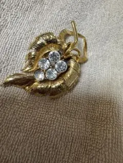 ヴィンテージ風金色葉ブローチラインストーン