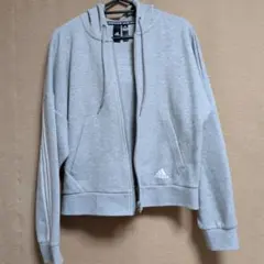 adidas グレー フード付き クロップドパーカー