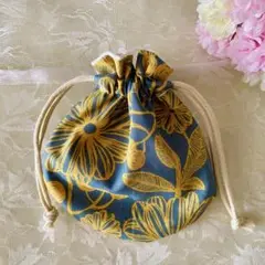 まる型フリル巾着袋（特小）『線書きの大きな花と丸つぼみ柄ブルー』handmade