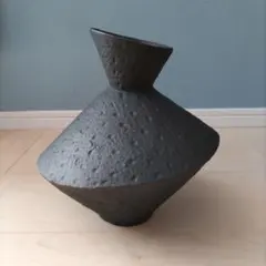 フラワーベース ZARAHOME ブラック 黒い金属製花瓶のサムネイル