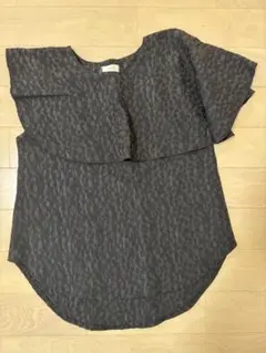 HOWDY. フリル付きノースリーブシャツ ブラック