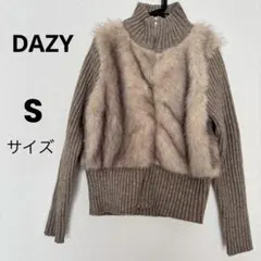 【美品】DAZY ファー付き ジップアップハイネックニットセーター　ベージュ　S