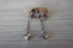 【未使用】高級感溢れる スクエアロングピアス クリスタル 揺れるデザイン