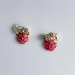 赤ピンクと白のお花　スワロフスキー　ピアスorイヤリング