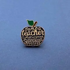 ピンバッチ　黒りんご　ロゴ入り　あなたのスーパーパワーは？　簡易ラッピング付き