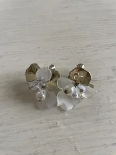 花モチーフ イヤリング ホワイト シルバー