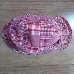 赤と白のチェック柄バケットハット