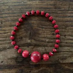 赤いビーズブレスレット