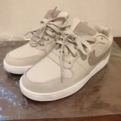 NIKE ベージュ スニーカーのサムネイル