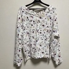 着用3回程度！GLOBAL WORK ♪ 花柄 バックルデザイン とろみブラウスのサムネイル