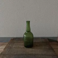 古い雰囲気のガラスボトル ヨーロッパアンティーク