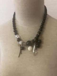 ブラックビーズとクリスタルのネックレス