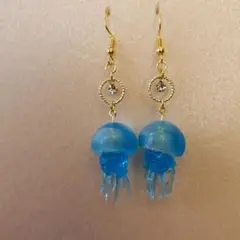 ハンドメイドピアス　クラゲ　海月　揺れるクラゲ　レジン