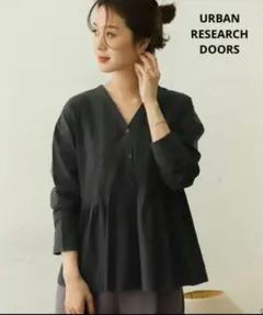 URBAN RESEARCH DOORS ピンタックVネックブラウス ブラックのサムネイル