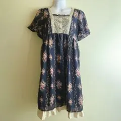 【アクシーズファム】（M）花柄 膝丈ワンピース ローズ柄 レース パールボタン