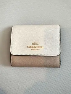 COACHベージュ三つ折財布