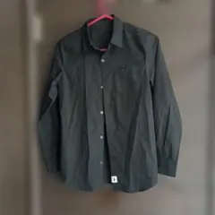 黒の長袖シャツ 胸ポケット付き