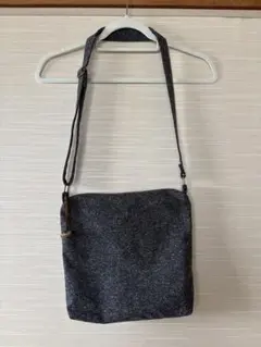 布製ダークグレーのショルダーバッグ
