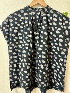 サンバレー　ノースリーブ ブラウス 総柄 鳥柄 ブラック系　オシャレ着