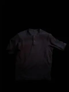 UNIQLO 黒い半袖ポロシャツ ボタン付きヘンリーネック